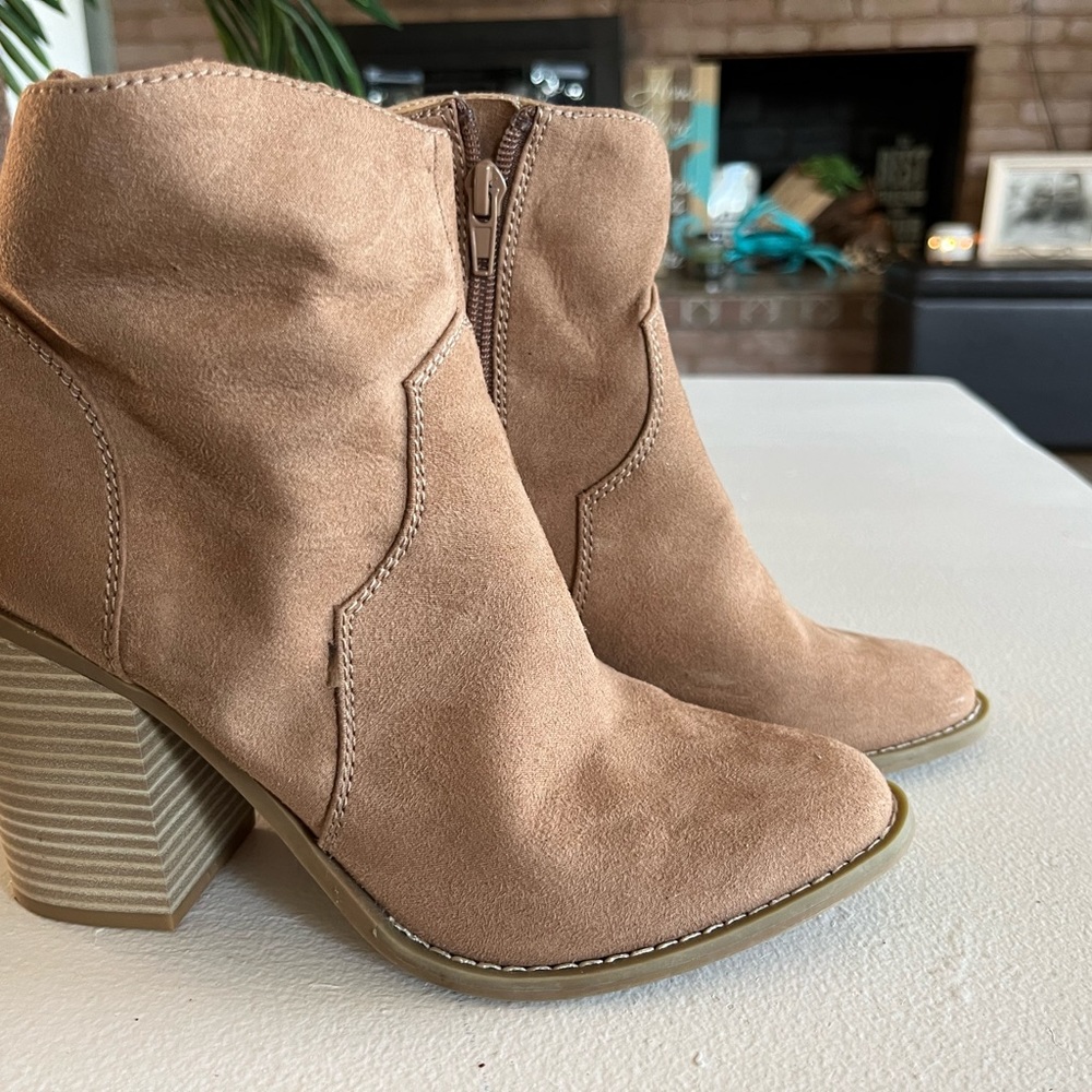 Size 7.5 women’s booties good condition!